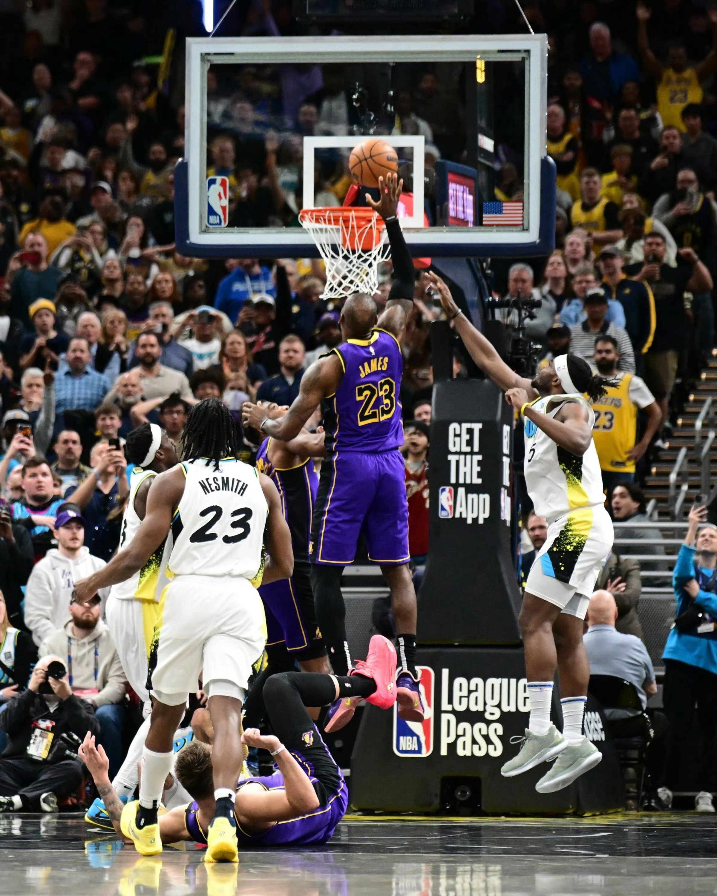 犹他爵士迎NBA季后赛关键赛；冲刺阶段远射贴柱；目标明确；更衣室氛围转暖的简单介绍